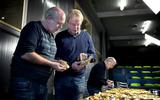 Marcel Niekus, Frans de Vries en Lammert Postma (vlnr.) tijdens hun onderzoek naar vondsten van Tjerk Vermaning in het Archeologisch Depot in Nuis, in december 2017.