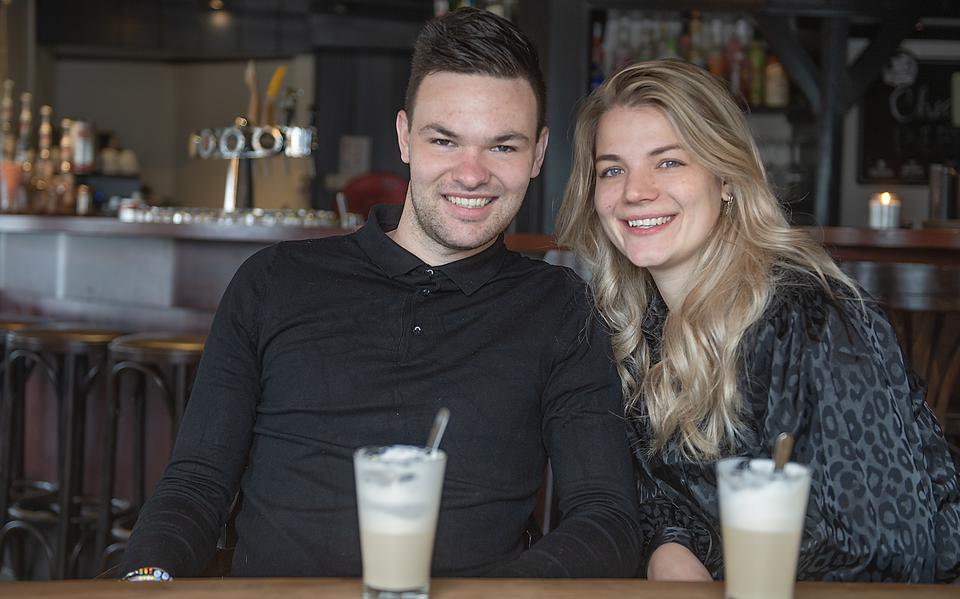 Jordin Blaak en Marlieke Schepers zijn de nieuwe eigenaren van café De Haven in Schoonoord.