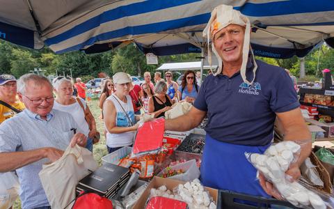 Jan Hofstede was weer op dreef tijdens de jaarmarkt in Wateren.