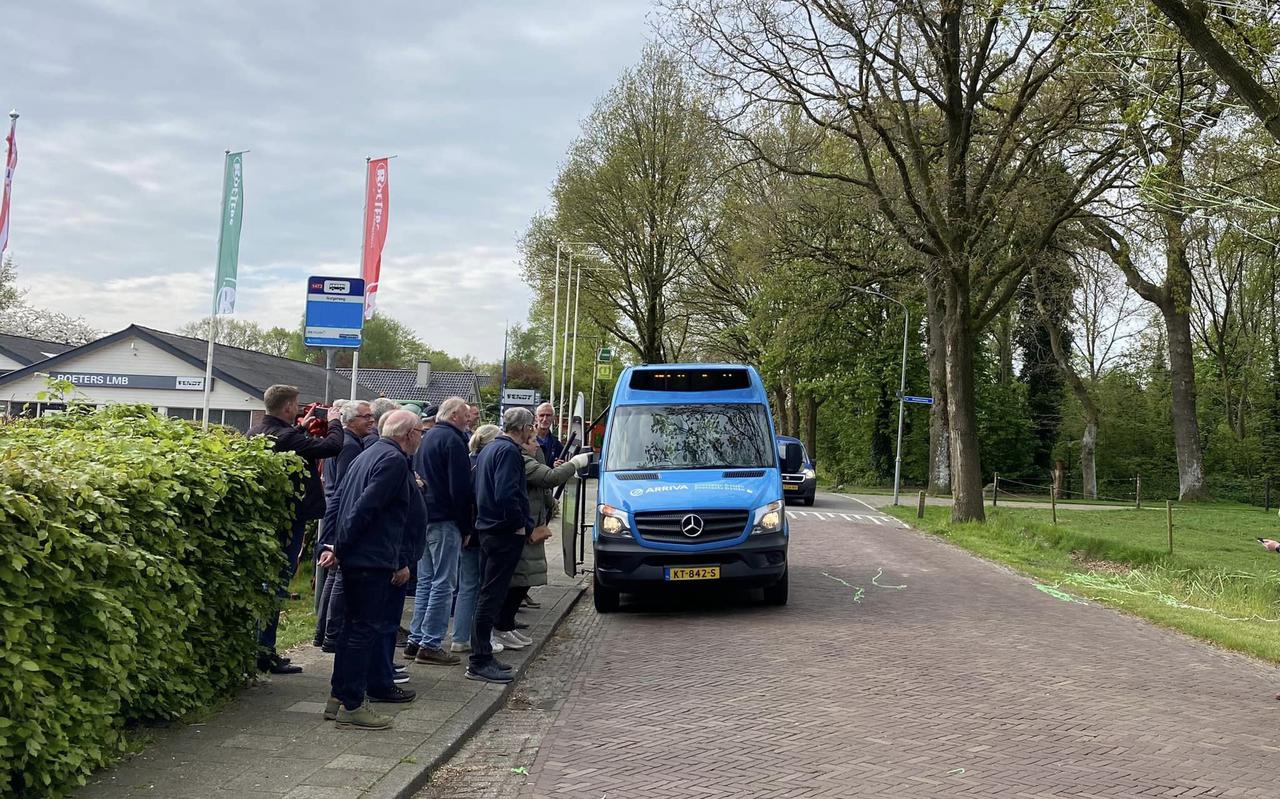 Vrijwilligers, bestuurders van Arriva, gedeputeerde Avine Fokkens van Friesland en wethouder Robert Meijer van de gemeente Noordenveld vieren de komst van de buurtbus in Een.