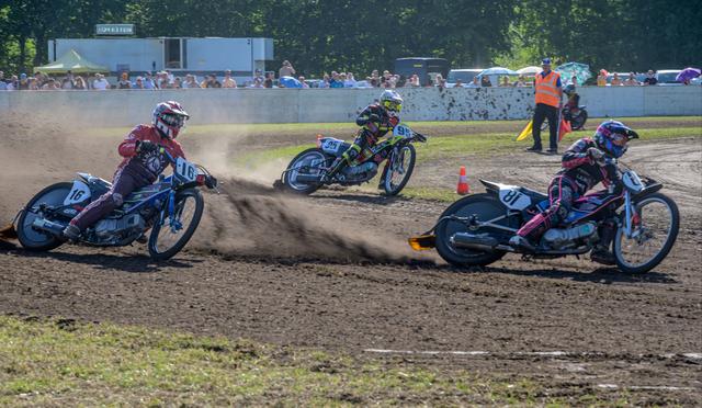 Nienke (20) uit Waskemeer verslaat 9 mannen bij grasbaanrace in Opende