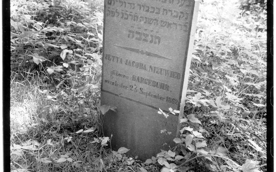 De joodse begraafplaats bij Veenhuizen krijgt een opknapbeurt.