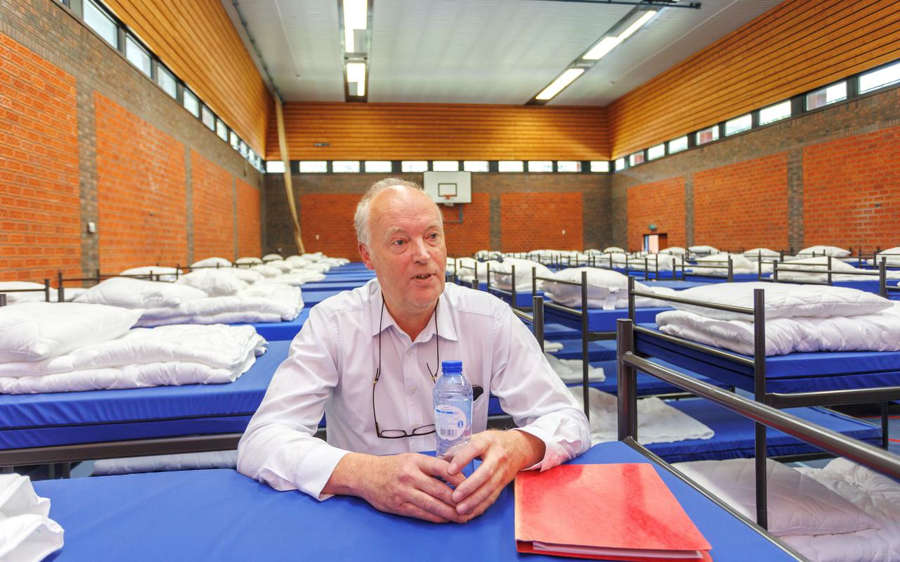 In de sporthal van de voormalige gevangenis staan de stapelbedden klaar voor de vluchtelingen. Bertus Reinders vertelt over wat komt kijken bij het opbouwen van een vluchtelingenopvang. 