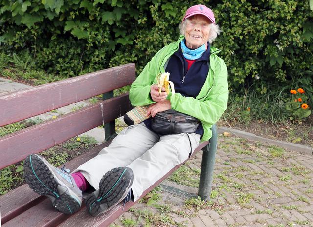 Pytsje (93) uit Oosterwolde trotseert Elfstedenwandeltocht voor de 23ste keer
