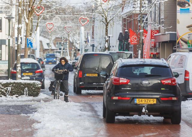 Drukte en onoverzichtelijke situaties. Tijd is rijp voor herinrichting van Stationsstraat in Oosterw