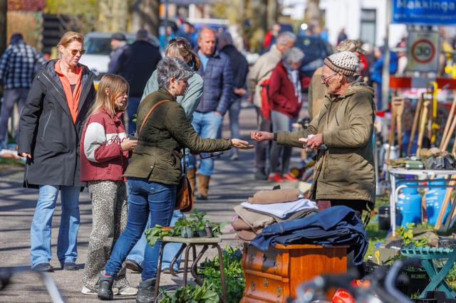 Gezellige Vlomarkt trekt veel bezoekers in Makkinga