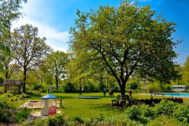 Hinke (54) vindt bij naturistenterrein Kuinderloo in Makkinga rust, vrijheid en een hechte gemeensch