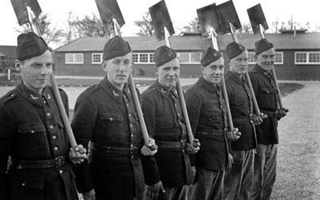 AMERSFOORT-Mannen van de Nederlandse Arbeids Dienst NAD, poseren met hun 'wapen' de schop voor de barakken.
ANP PHOTO Anp AMERSFOORT-Mannen van de Nederlandse Arbeids Dienst NAD, poseren met hun 'wapen' de schop voor de barakken.
ANP PHOTO Anp