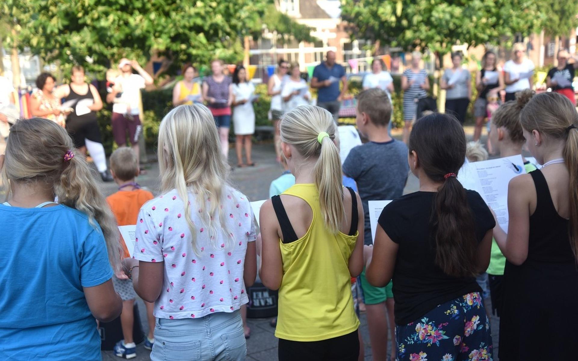 De Adelaar in Wolvega luidt nieuw schooljaar zingend in - Nieuweooststellingwerver