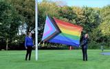 Hijsen van regenboogvlag leidt tot motie van wantrouwen in gemeente Ooststellingwerf.