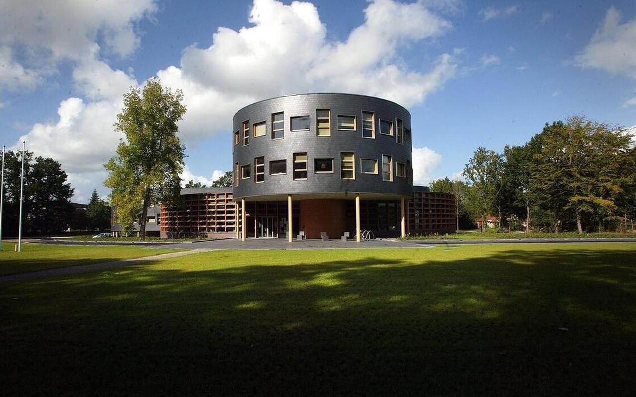 Het gemeentehuis van Ooststellingwerf in Oosterwolde. Het gemeentehuis van Ooststellingwerf in Oosterwolde.