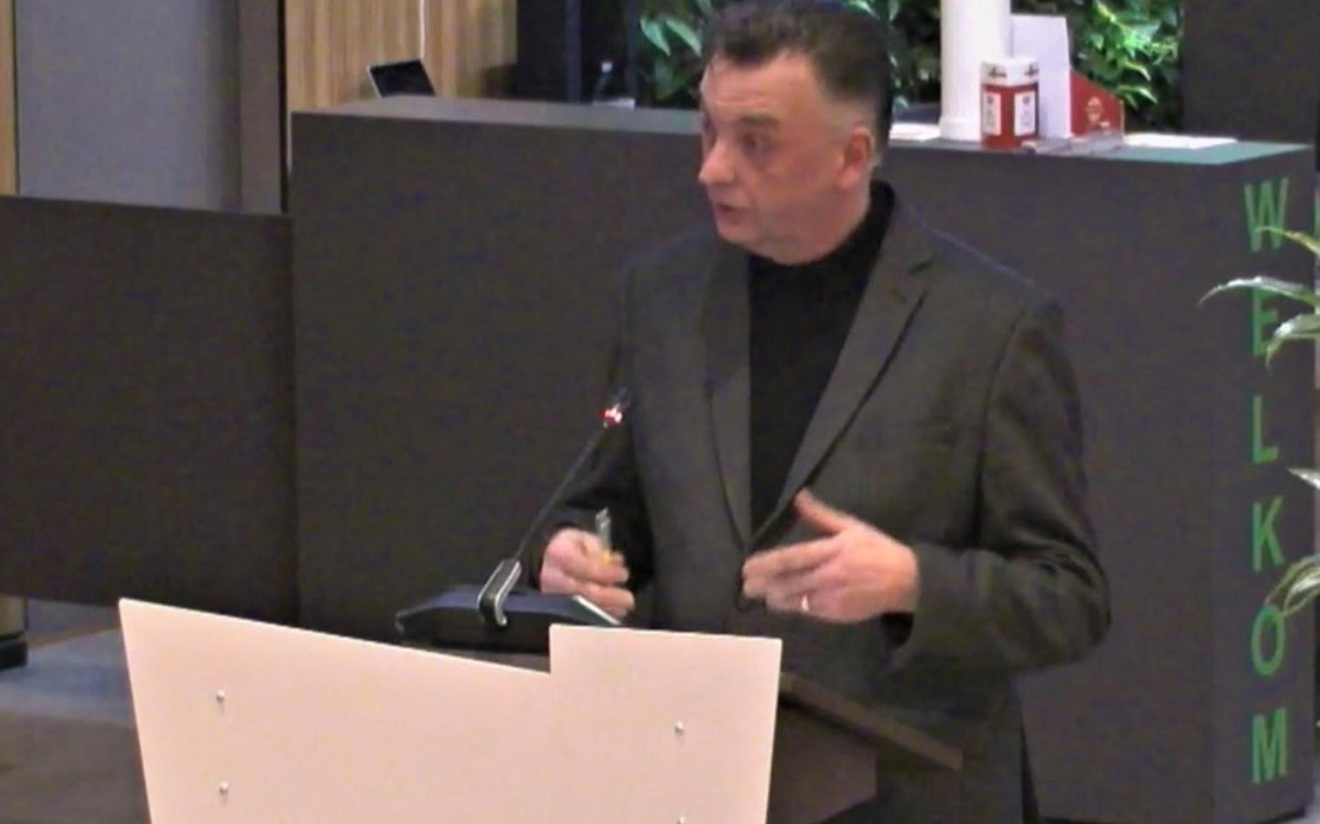 Ben Oostra spreekt tijdens de raadsvergadering in over het Biosintrum