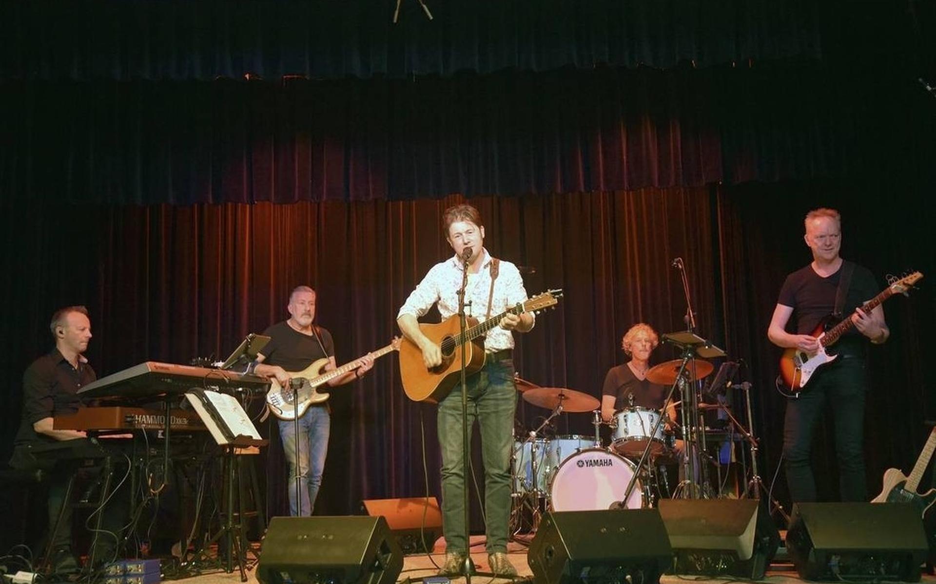 Friese troubadour Piter Wilkens met band in dorpshuis Ter Idzard