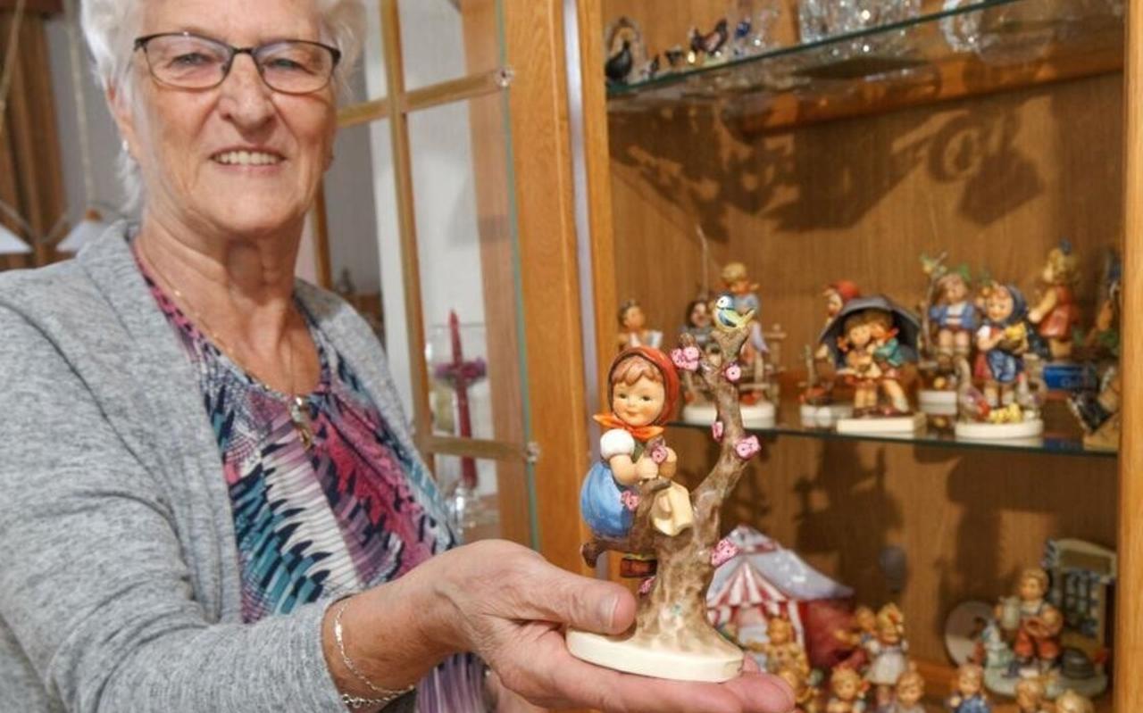 Itie Meijerhof bij haar verzameling Hummeltjes. Itie Meijerhof bij haar verzameling Hummeltjes.
