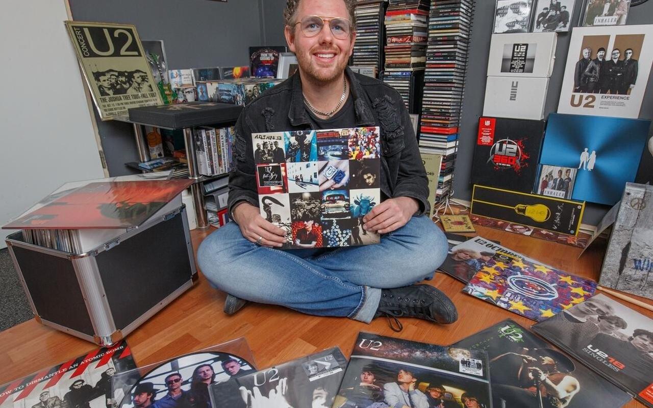 Dominic Verkroos in zijn hobbykamer vol met U2-muziek. Dominic Verkroos in zijn hobbykamer vol met U2-muziek.