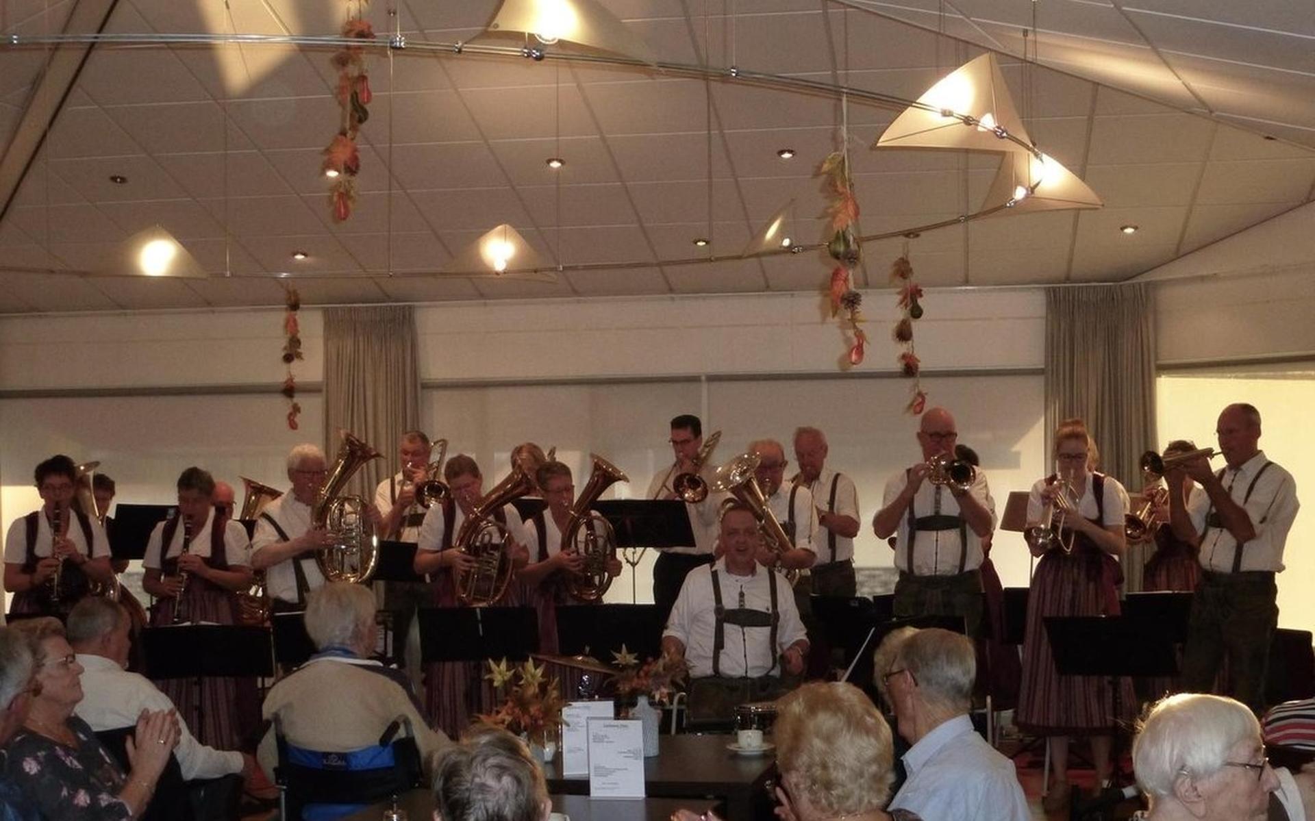 Die Dorfplatz Musikanten zorgt voor feestje in Lyclama Stins - Nieuweooststellingwerver