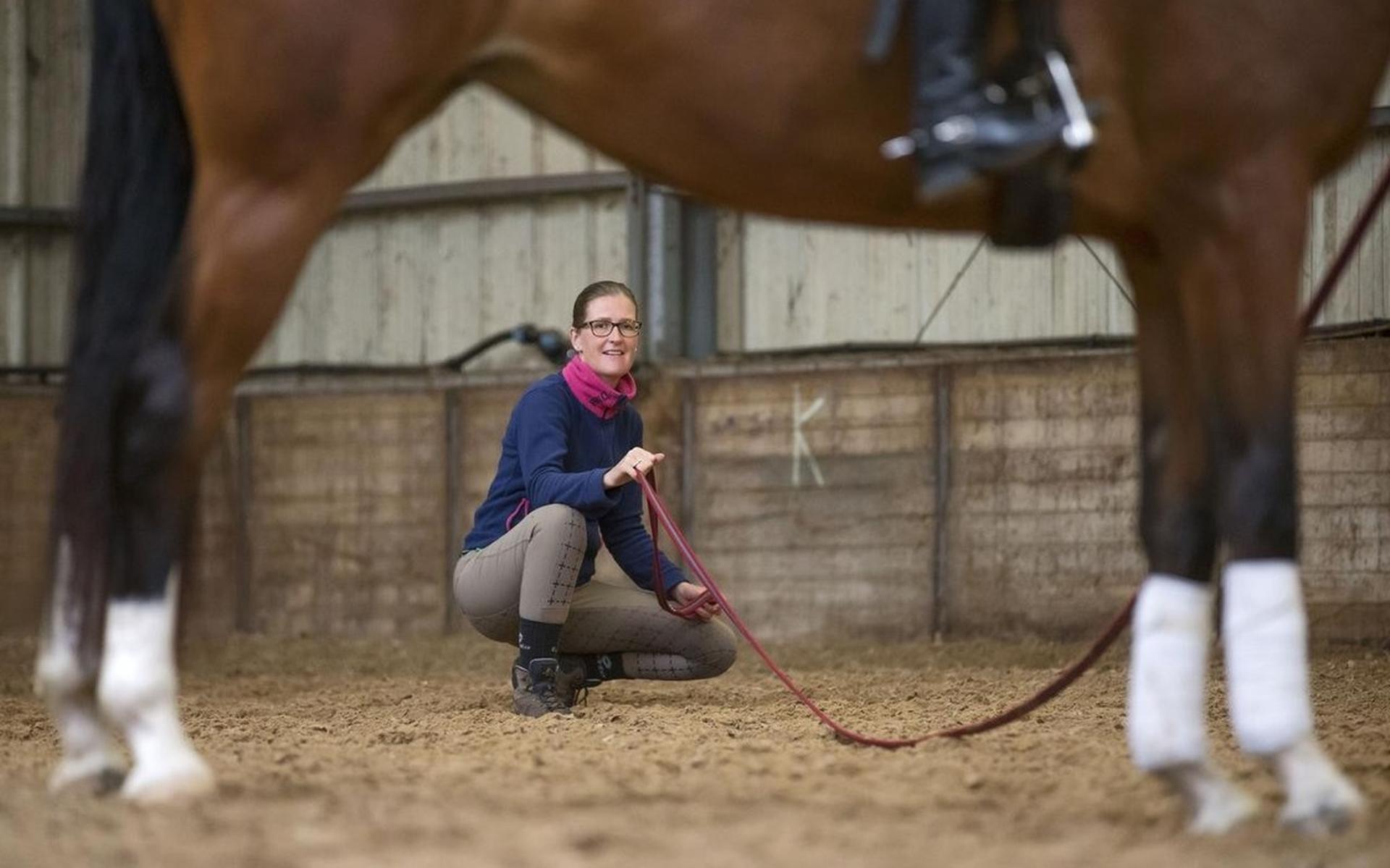 De Boer Op: Reina Banis-Hop maakt paarden zadelmak