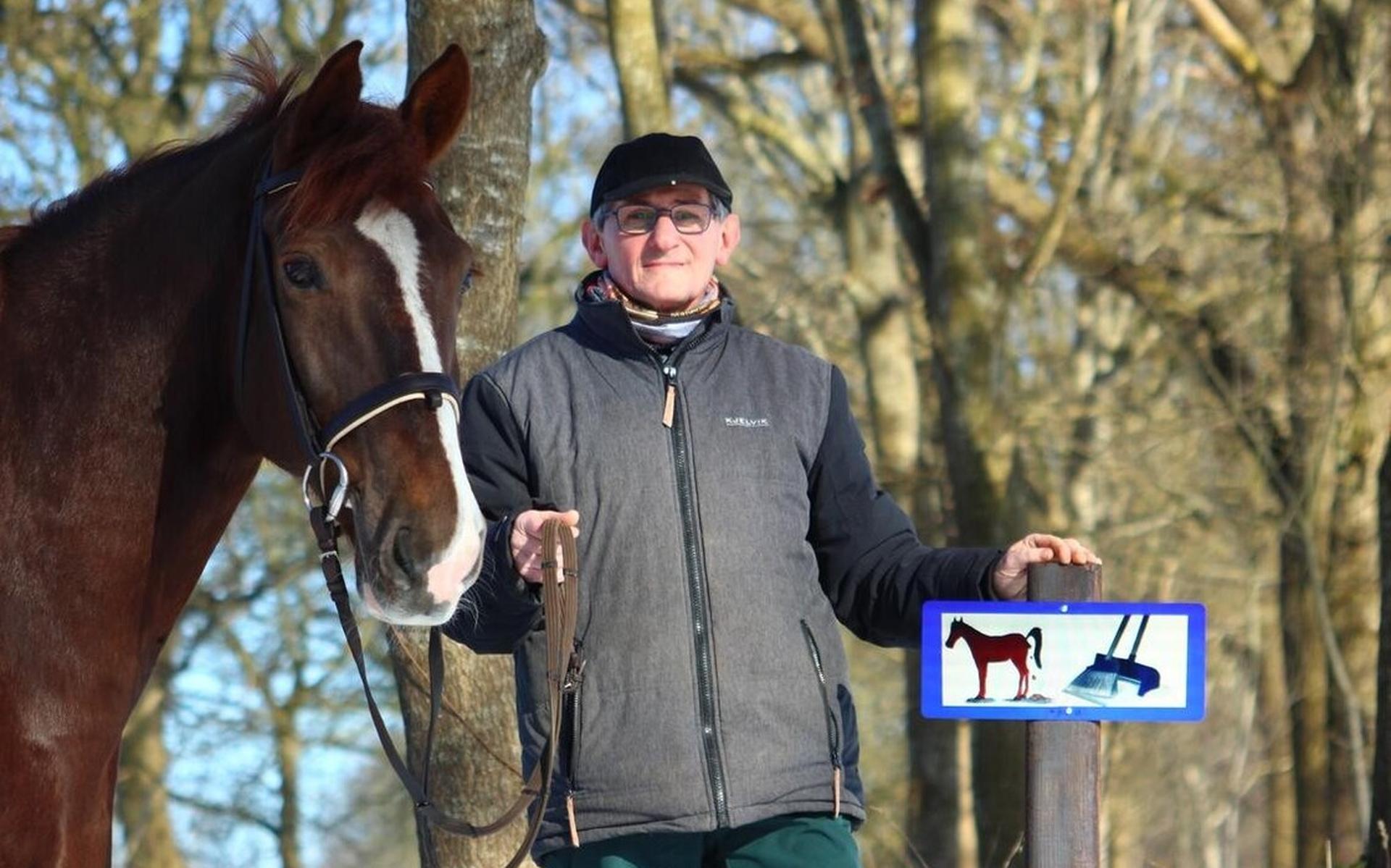 Jan Veenstra is klaar met paardenmest op weg in Wateren en Zorgvlied (borden sporen ruiters vriendel