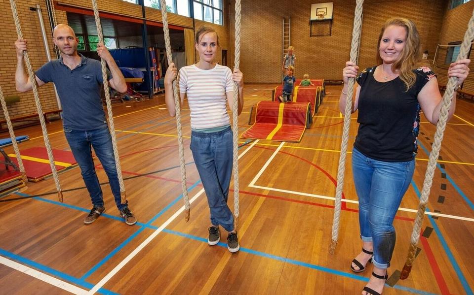 Het bestuur van DIO gym: Steven Hollander, Agnes Dokter en Jolanda Goudriaan (v.l.n.r.). Op de achtergrond spelen Ymen, Jasmijn en Thijs op de mat.