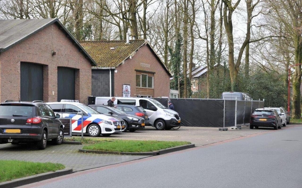 Volgens het Openbaar Ministerie was Kringloophal Oosterwolde het hoofdkantoor van een internationaal opererende bende in wapenhandel. Volgens het Openbaar Ministerie was Kringloophal Oosterwolde het hoofdkantoor van een internationaal opererende bende in wapenhandel.