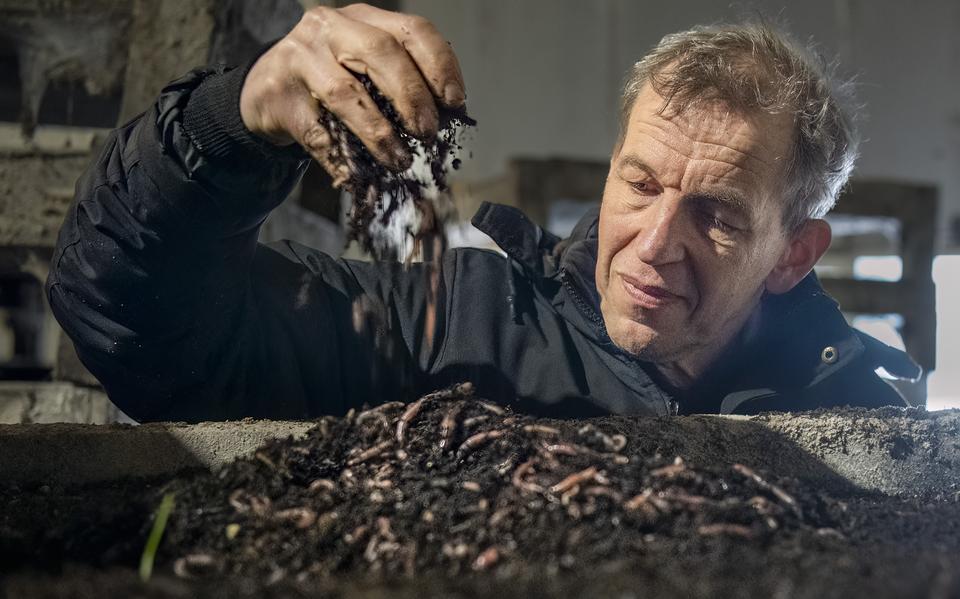 Peter Edema, eigenaar van wormenkwekerij Eko Worm in Appelscha. FOTO Anne Westerhof