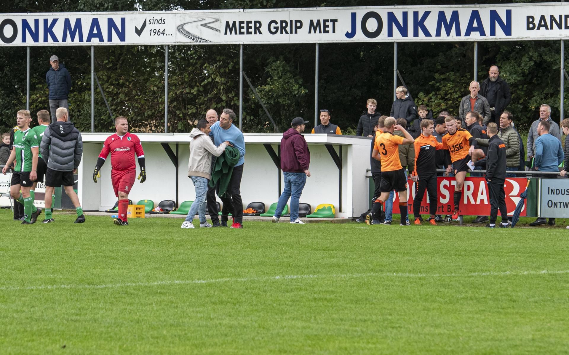 Na tweede rode kaarten (voor beide ploegen een) liepen de gemoederen bij spelers en toeschouwers hoog op.
