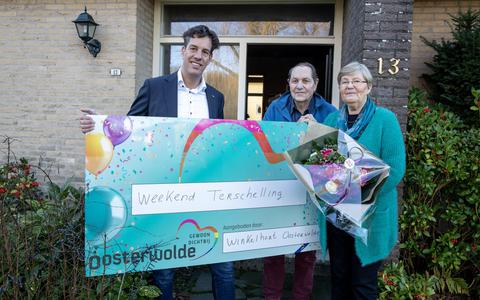 Uit handen van Joost Simons ontvangt Anneke Smit samen met haar man de cheque voor een weekendje Terschelling.