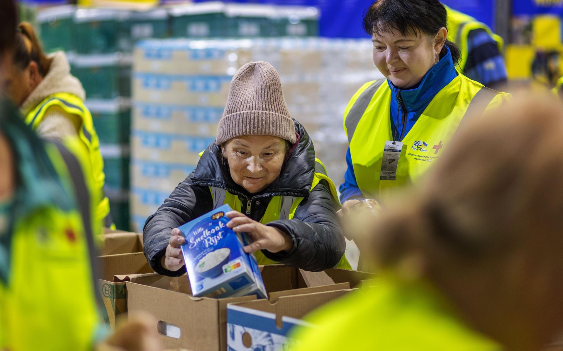 Bananendozen, sjoelbakken en wandelstokken voor Oekraïne. Friese Rijders in Haulerwijk houdt open da