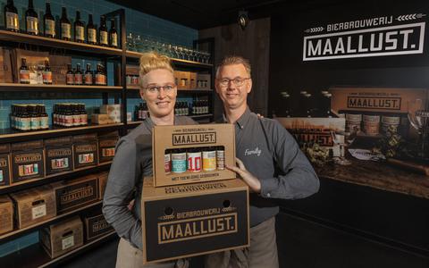 Jan Willems en Alida van Dellen in de bierwinkel bij Family Appelscha.