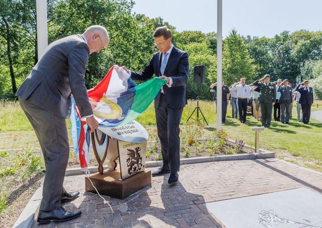 Ooststellingwerf onthult veteranenmonument bij gemeentehuis in Oosterwolde