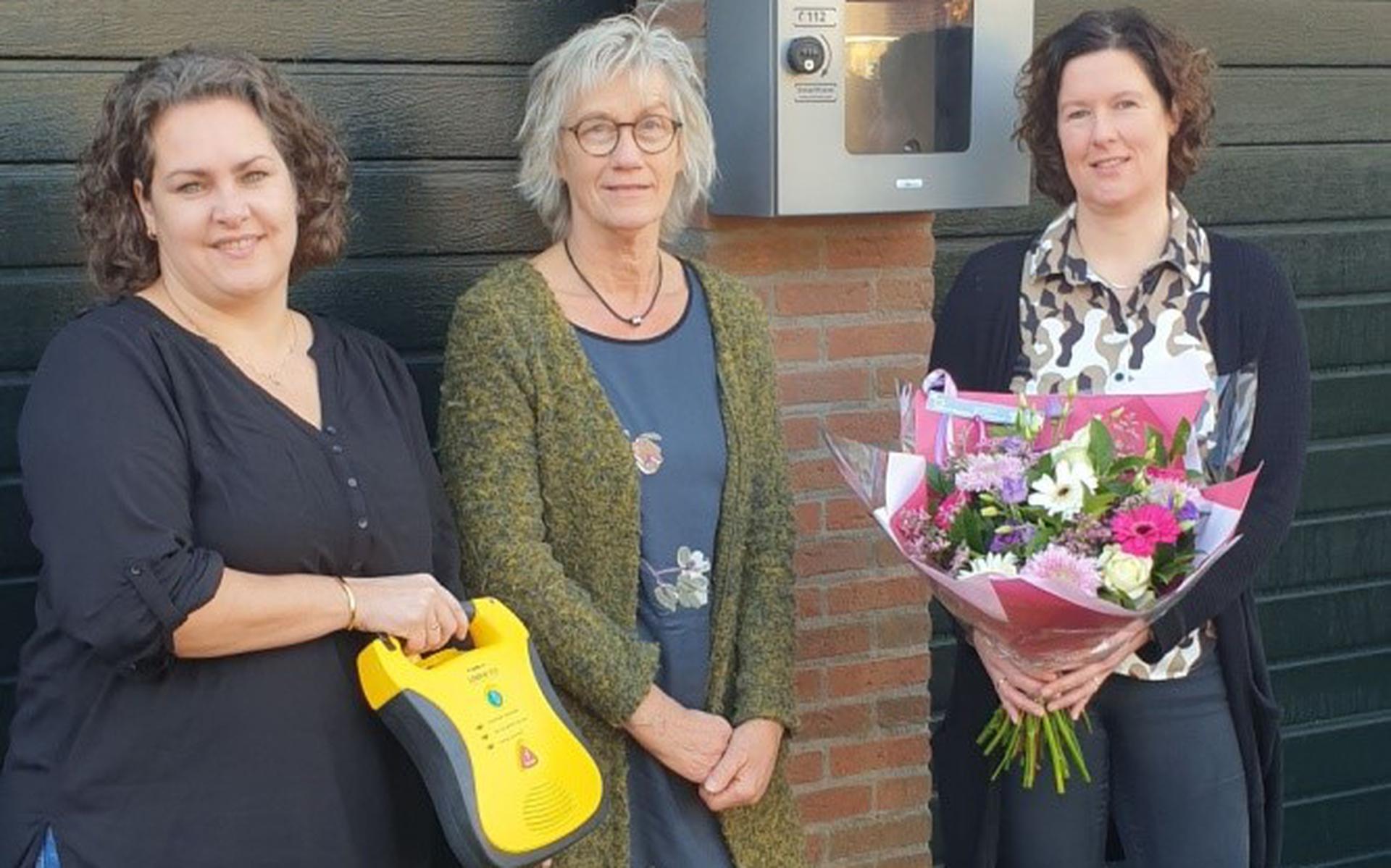 Barbara Lengkeek, namens de stichting Hartveilig Ooststellingwerf (links), Jetty Lise, bewoonster van Slotemaker de Bruineweg 47 (midden) en Anita Douwsma, namens Plaatselijk Belang Haulerwijk.