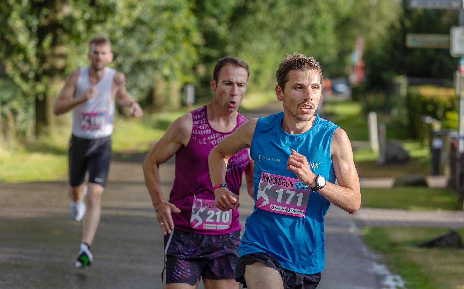Kinderen trotseren stromende regen tijdens Snikkerun in Haulerwijk. Nieuwe records op 5 en 10 kilome