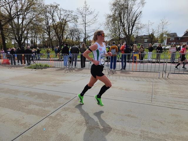 Jessica Oosterloo wint bij dames 35+ in Enschede, Alienka Huft loopt persoonlijke record