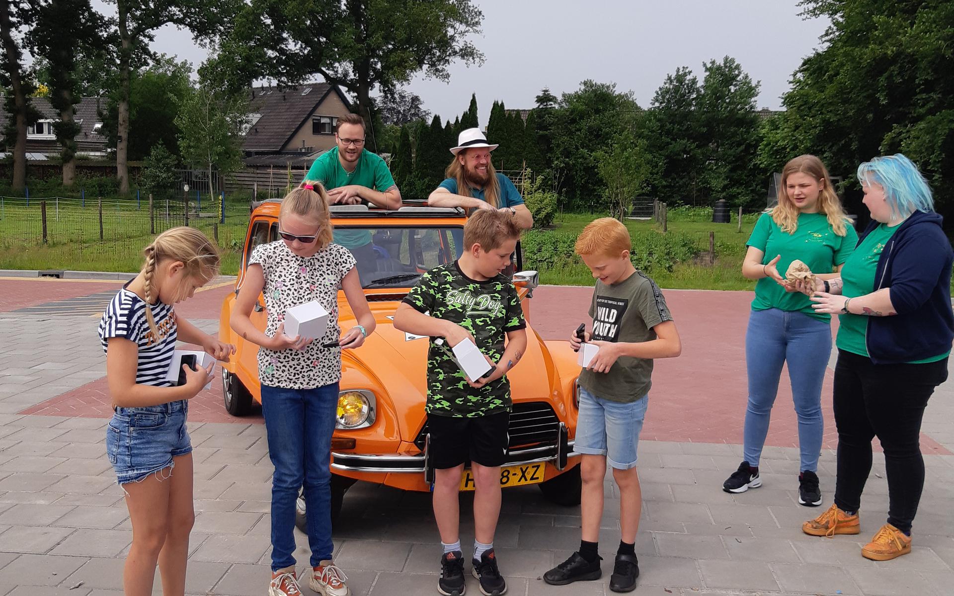 In een EK oranje Citroën Dyane verrassen de spelweekleiders de prijswinnaars.