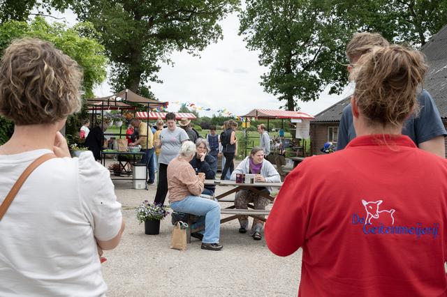 Recordaantal bezoekers op open dag jubilerende zorg- en logeerboerderij De Geitenmeijerij in Fochtel