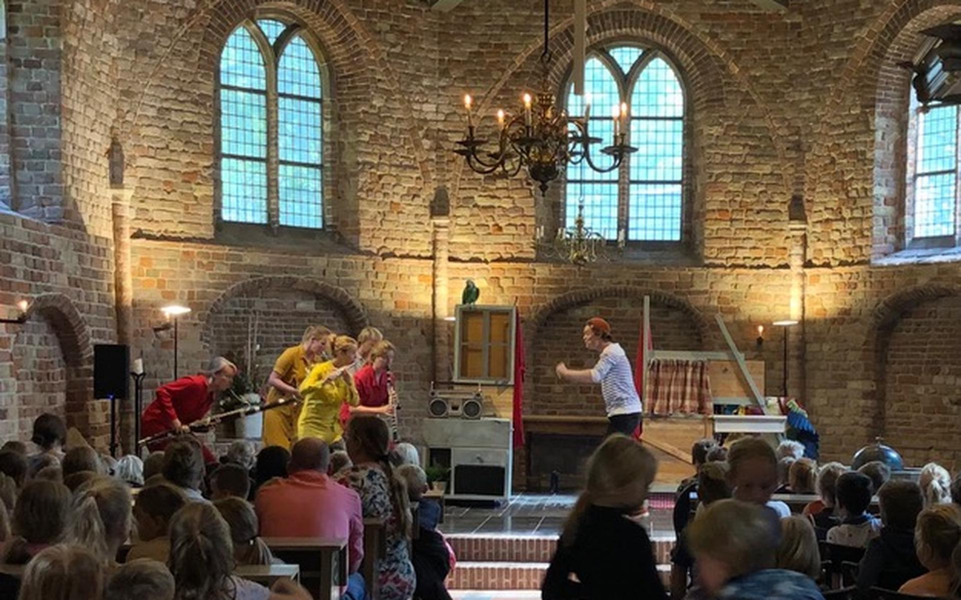 Scholieren bekogelen dief met eieren en tomaten - Nieuweooststellingwerver