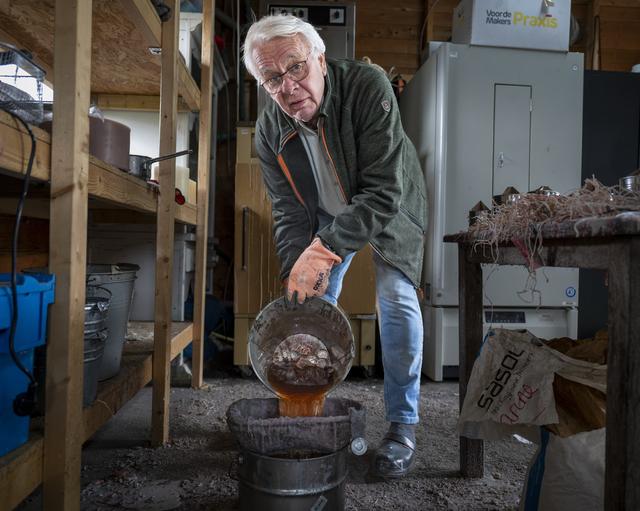 Herman (80) uit Oosterwolde benut zijn vrije tijd door zich in te zetten voor Oekraïne. ‘De kofferba