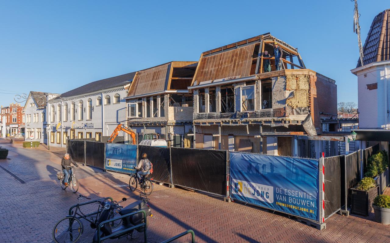 Aan de Stationsstraat en ook aan de achterzijde van het pand, dat grenst aan de parkeerplaats, zijn hekken geplaatst. Aan de Stationsstraat en ook aan de achterzijde van het pand, dat grenst aan de parkeerplaats, zijn hekken geplaatst.