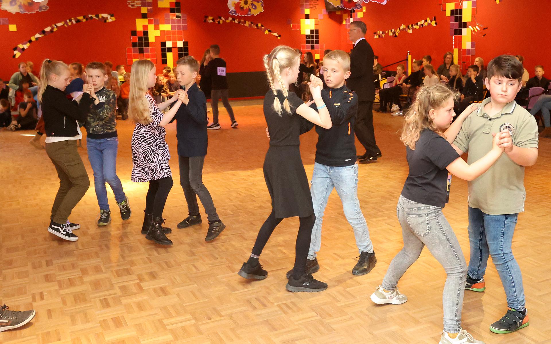Kinderen dansen de Cha Cha Cha, Tango en Quickstep. FOTO Piet Bosma