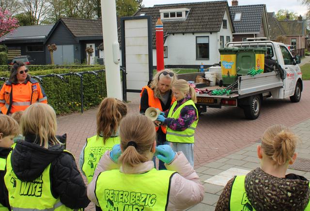 Kinderen van basisschool ruimen zwerfafval op in Ooststellingwerf tijdens Himmelwike