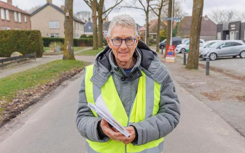 Hotze Punter stopt na 40 jaar als marktmeester van de Vlomarkt. 