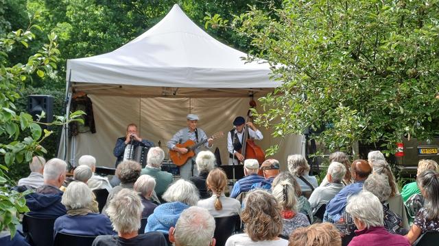 Les Copains steelt harten van publiek in Elsloo