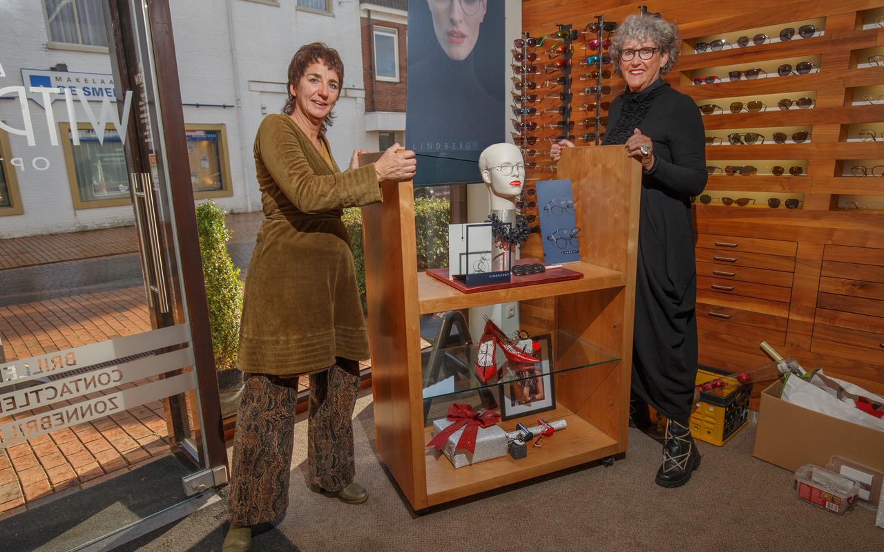 Kunstenares Lesley Oostra (rechts) uit Langedijke exposeert in de etalage van Witpeerd Optiek in Oosterwolde. Links etaleuse Jacqueline Schuurman. Kunstenares Lesley Oostra (rechts) uit Langedijke exposeert in de etalage van Witpeerd Optiek in Oosterwolde. Links etaleuse Jacqueline Schuurman.