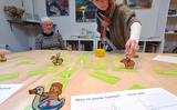 Herma Egberts-Hogt demonstreert het spel. Marlies Bouma kijkt toe. Foto: Henk Vondeling 
