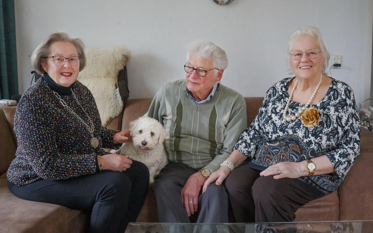 Burgemeester Sandra Korthuis op bezoek bij echtpaar Van den Ende en hondje Bobbie. 