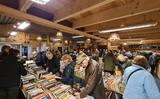 Er is veel belangstelling voor de boekenmarkt in Appelscha. Foto: Henk Vondeling 
