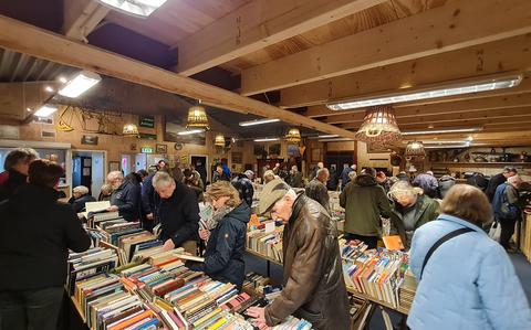 Er is veel belangstelling voor de boekenmarkt in Appelscha. Foto: Henk Vondeling 