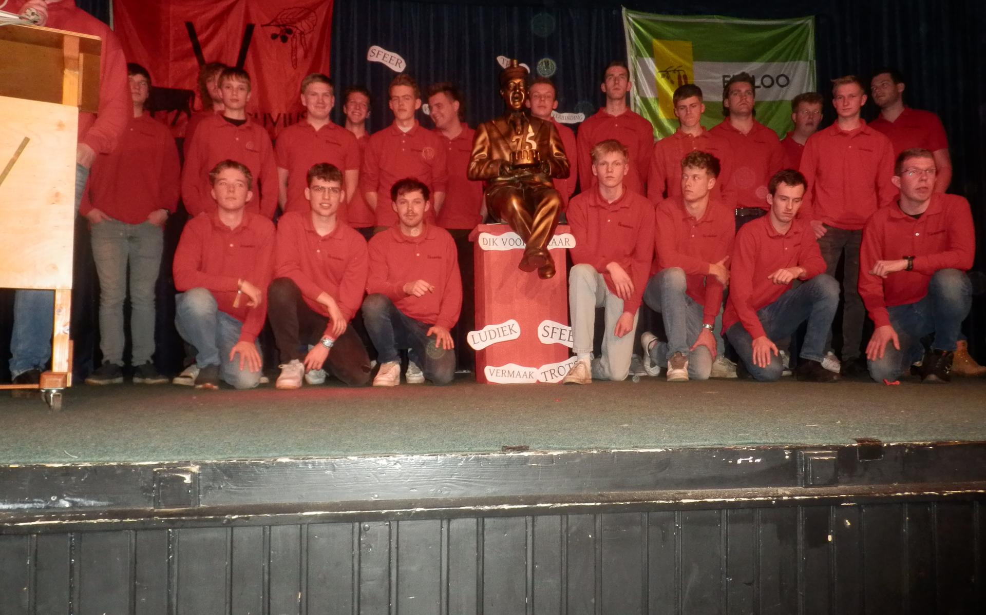 Levensgroot beeld van André van Duin duikt op in Elsloo. Vesuviusclub brengt zestig jaar entertainme