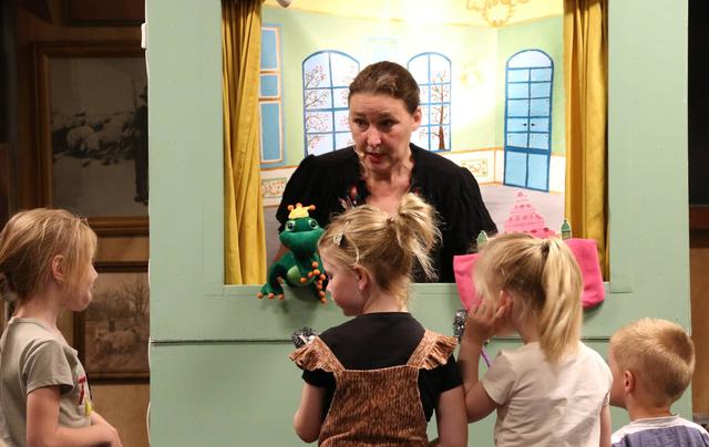 Peuters en kleuters in Appelscha genieten van poppentheater ‘InkiPinki’