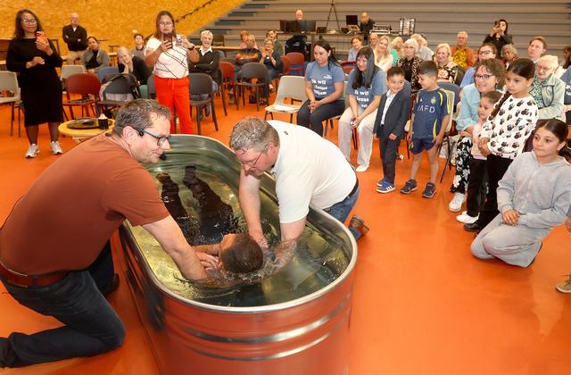 Onder water en weer boven: een nieuw begin tijdens doopdienst in De Kampus in Oosterwolde